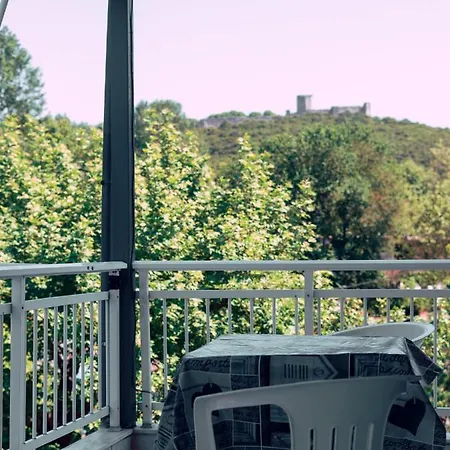 Under The Castle Apartment *